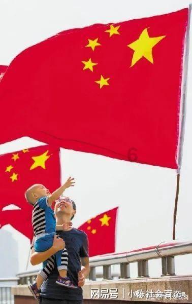 寿光:多款“龙元素”乡绣作品亮相“黄河大集” 外国游客点赞非遗技艺