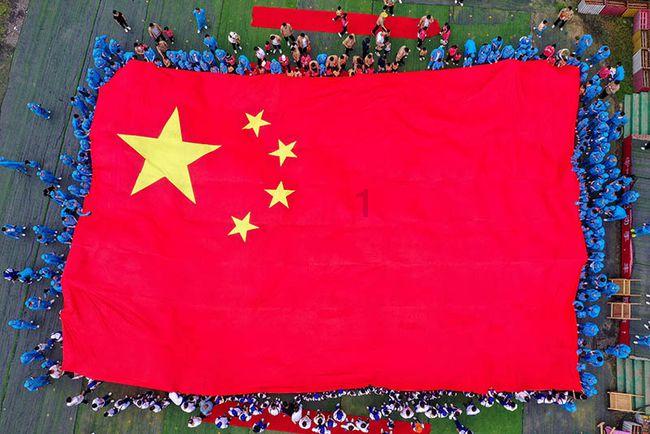 长期靠能量饮料提神?这可能是现代人的慢性生病,警惕健康风险