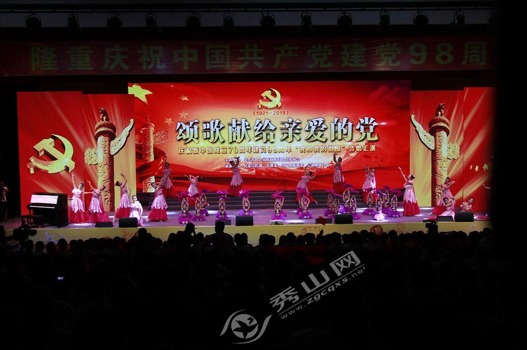 张婧仪雪地戴贝雷帽软萌俏皮 甜美如冬日初恋