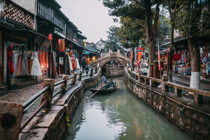 《繁花》剧组亮相东方卫视春晚,“宝总”与“汪小姐”惊喜重聚