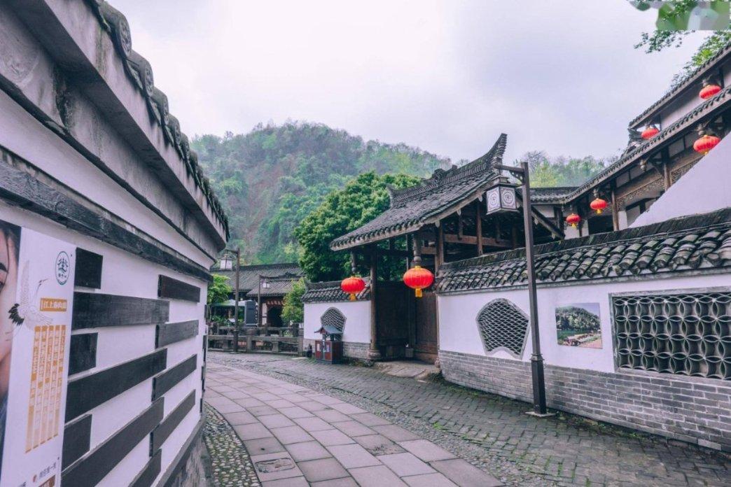 （新春走基层）重庆：百年黄葛古道张灯结彩年味浓