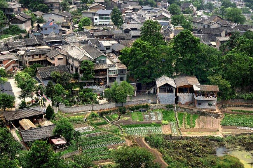 宋茜白色单肩背带裤搭配抹胸内搭,齐刘海锁骨发,整个甜酷风